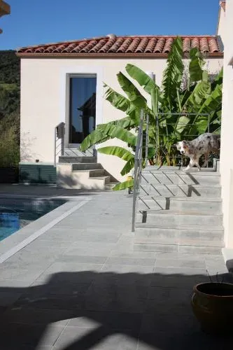 Paviment i escala d’Azul Incomar al costat d’una piscina