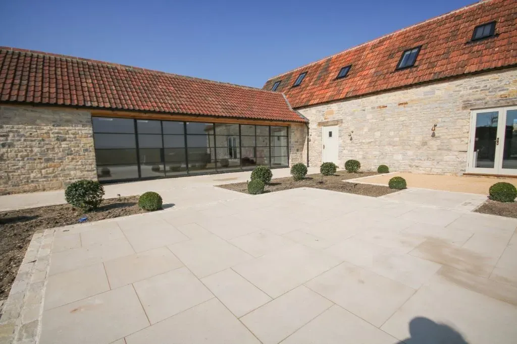 Pati pavimentat amb Arenisca Beige