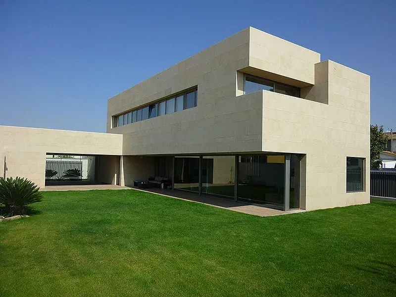 Habitatge contemporani amb façana aplacada d’Arenisca Floresta
