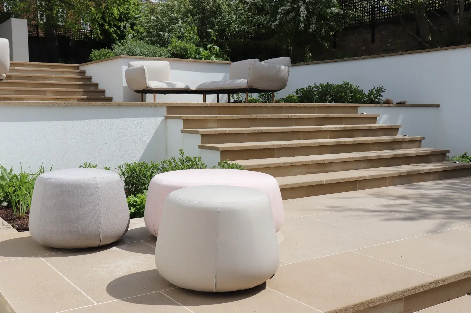 Escala i paviment d’Arenisca Beige en una terrassa enjardinada