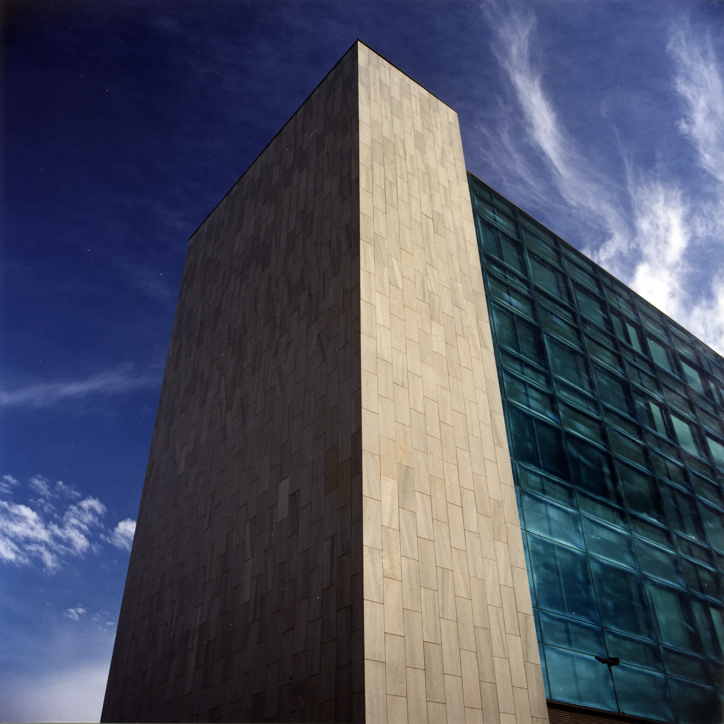 Edificio con un volumen aplacado de Azul Incomar