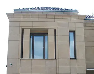 Fachada aplacada de Arenisca Floresta con ventanas