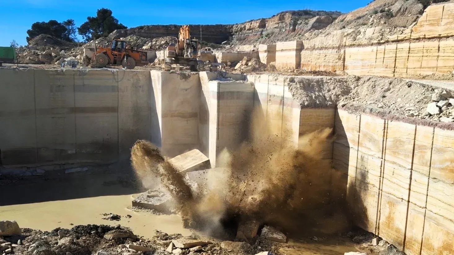 Extracting a sandstone block at the quarry