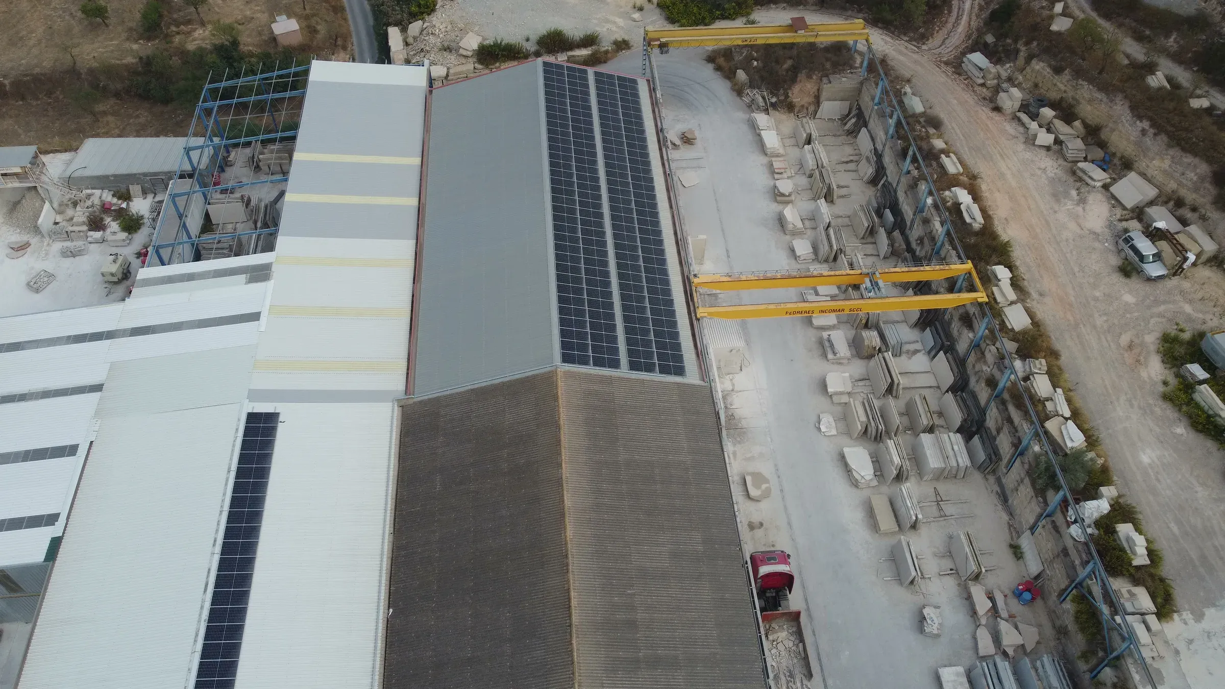 Vista aèria del taller de Pedreres Incomar, amb el pont grua i els taulers de pedra